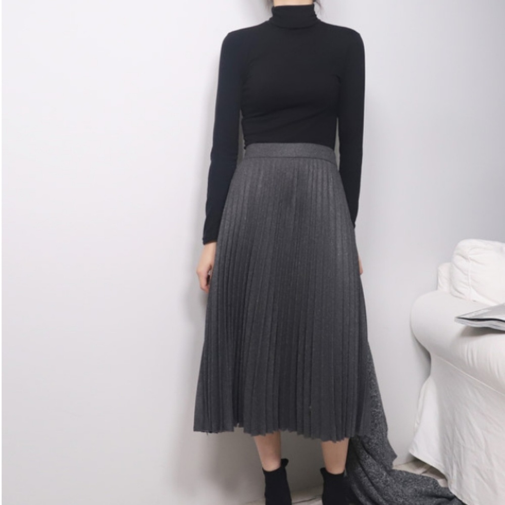 Basic Tuttle Neck Top - Picture 2 of 7